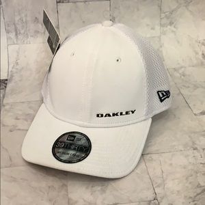 OAKLEY NWT White MagnaCap M/L